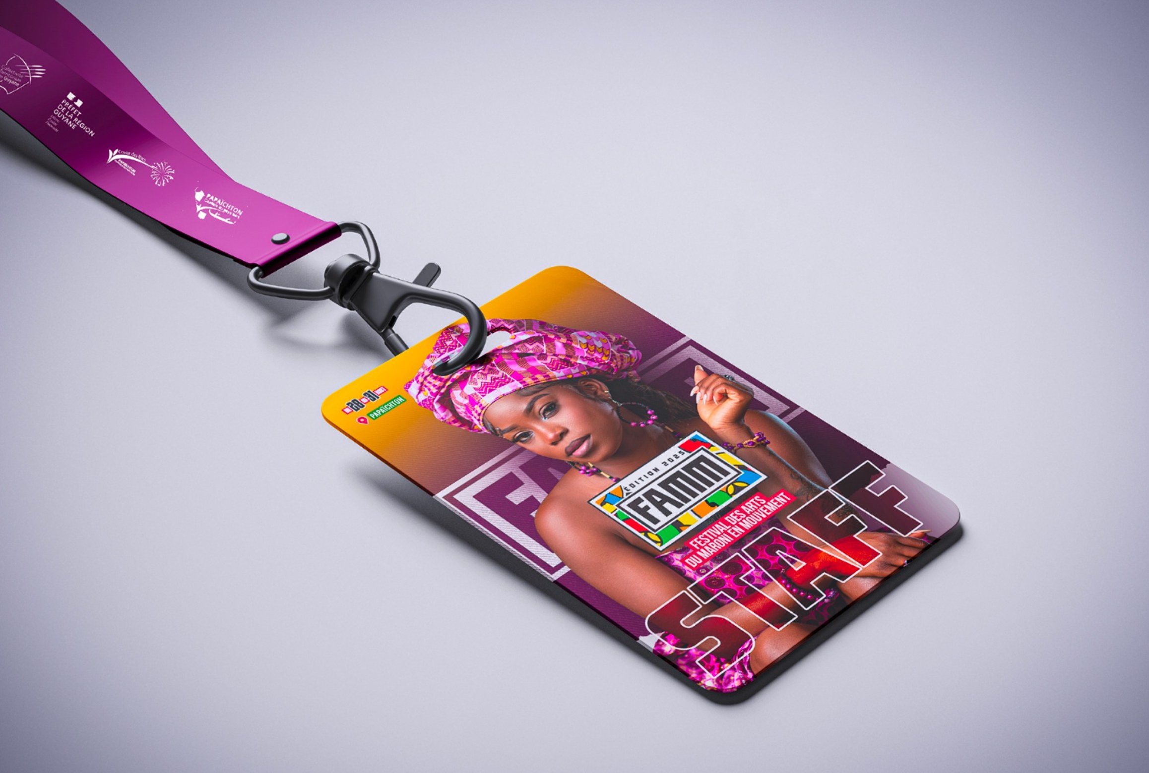 Badge staff FAMM 2025 sur lanière magenta, avec logos des partenaires institutionnels