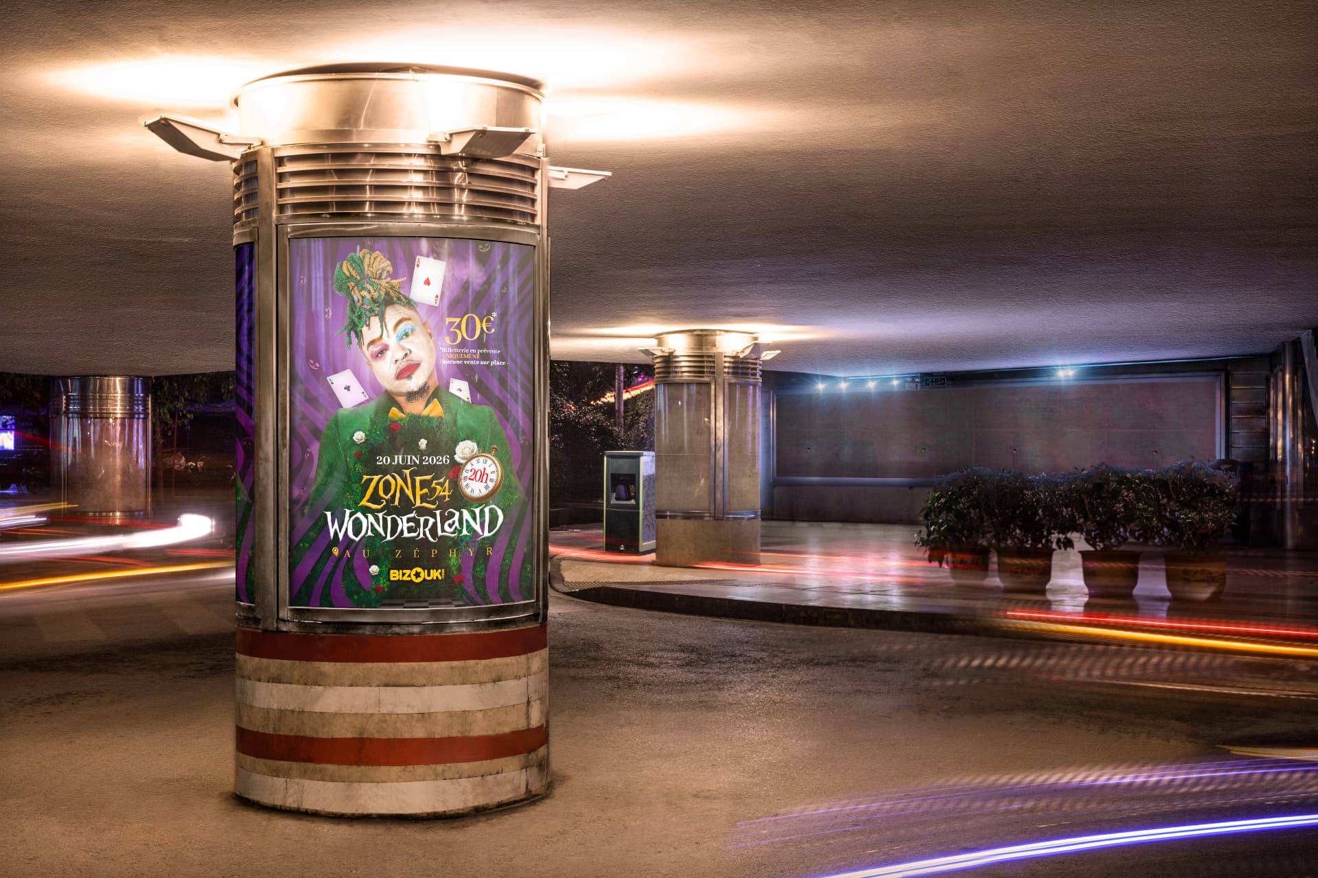 Affiche Zone 54 Wonderland sur une colonne lumineuse de nuit