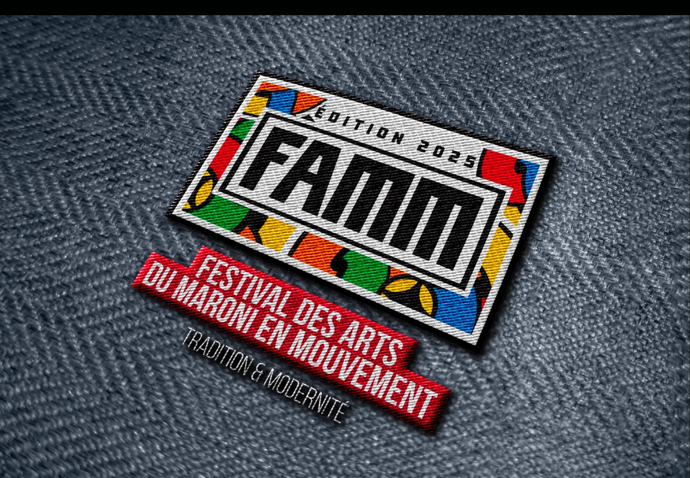 Logotype FAMM 2025 appliqué en patch brodé sur toile denim