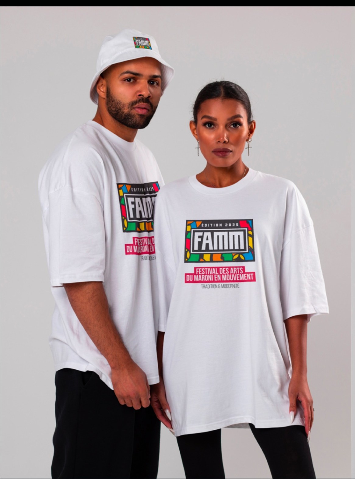 Merch FAMM 2025 — t-shirts et bob blancs floqués du logotype