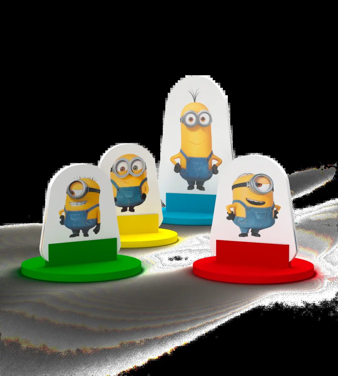Les quatre pions totems Minions du jeu Mille Bornes sur socles colorés